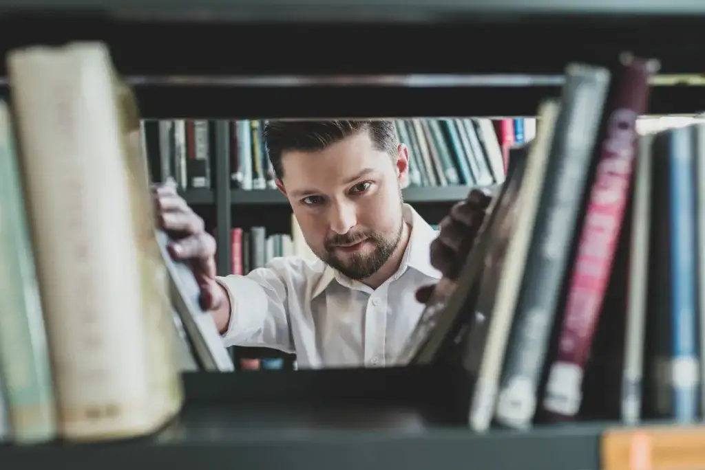 Osiedle RZNiW – co to znaczy i jakie tajemnice skrywa powieść?