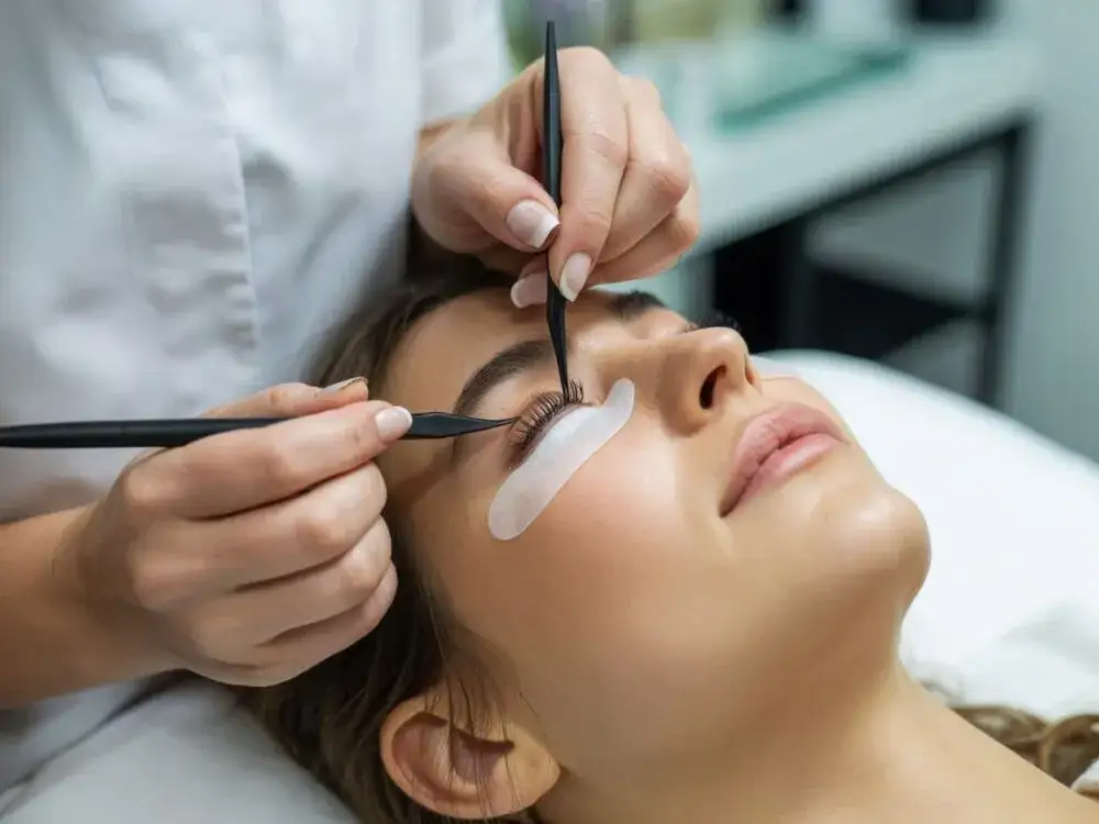 Laminowanie rzęs: Ile trwa i jak cieszyć się efektem dłużej?