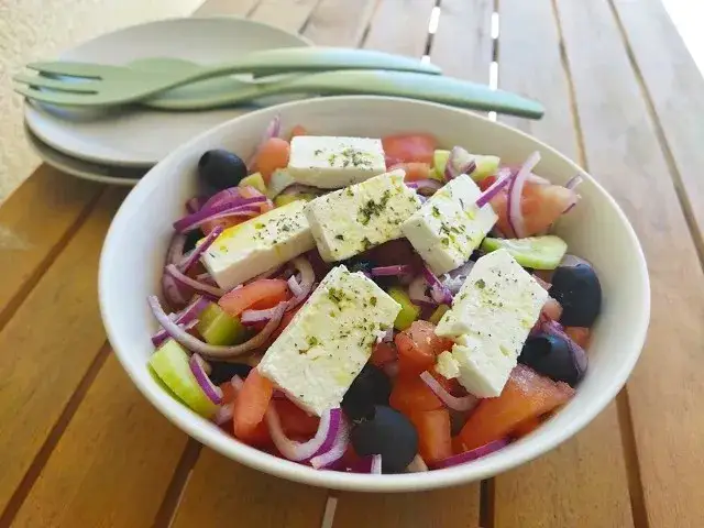 Jaka sałata do sałatki greckiej sprawdzi się najlepiej? Sprawdź najlepsze rodzaje!