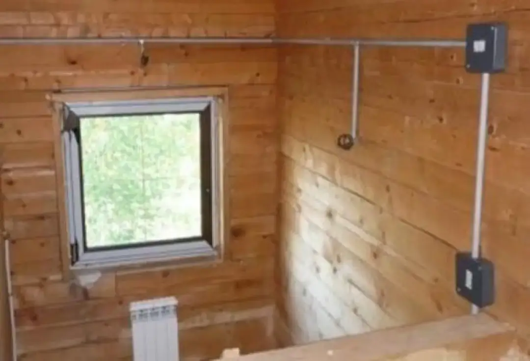 Instalacja elektryczna w domu drewnianym: bezpieczna i bez ryzyka pożaru