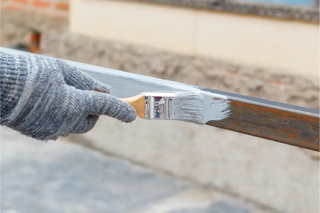 Jaką farbę na rdzę ogrodzenie wybrać, aby uniknąć kosztownych napraw?