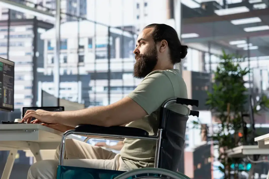 Czy osoba niepełnosprawna może łączyć dwa etaty: Przepisy i warunki 2025