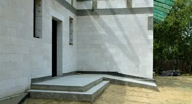 Jak izolacja na schody zewnętrzne zapobiega wilgoci i uszkodzeniom