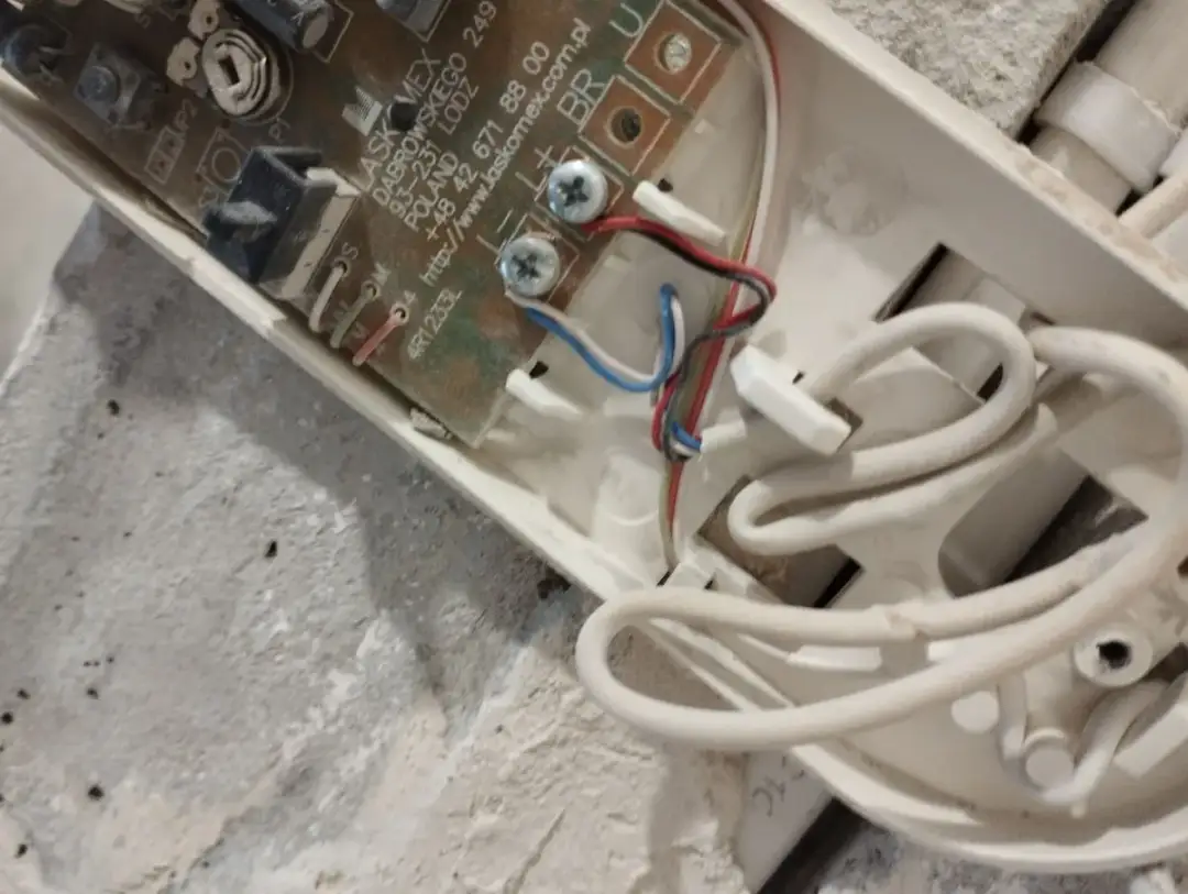 Wymiana unifonu dwuprzewodowego: Uniknij błędów, zrób to sam!