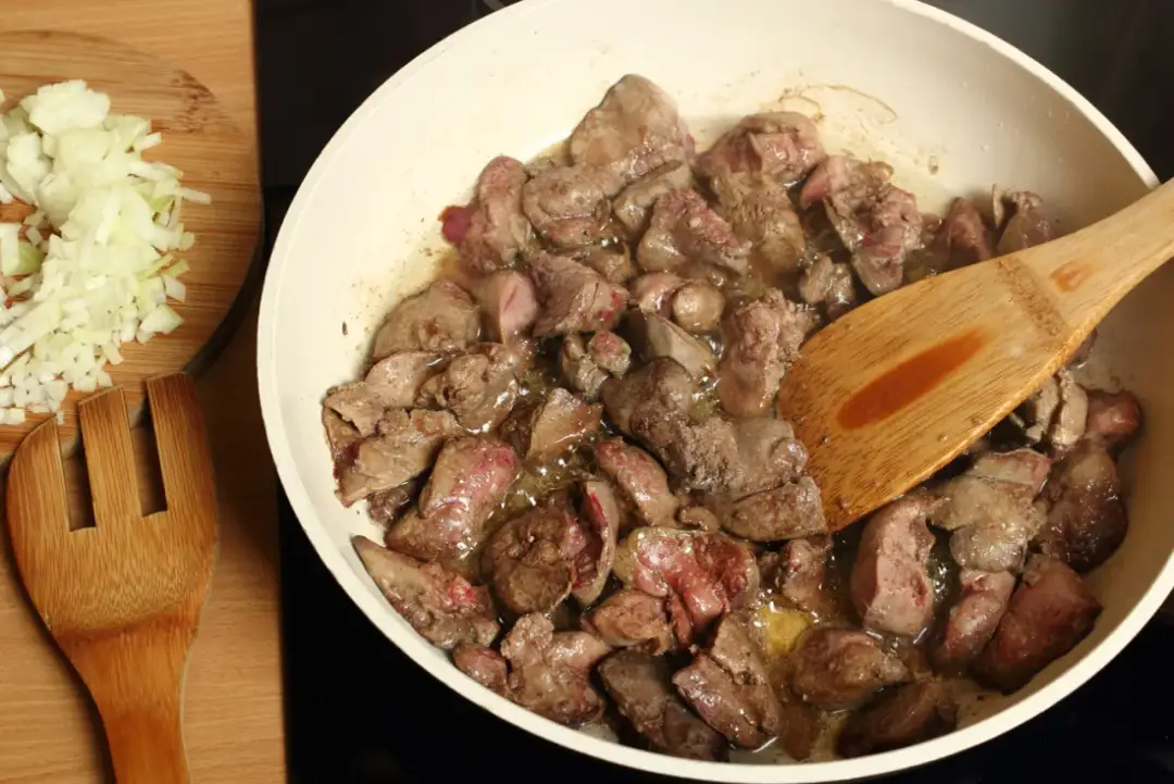 Kiedy solić wątróbkę, aby uniknąć jej wysuszenia i poprawić smak