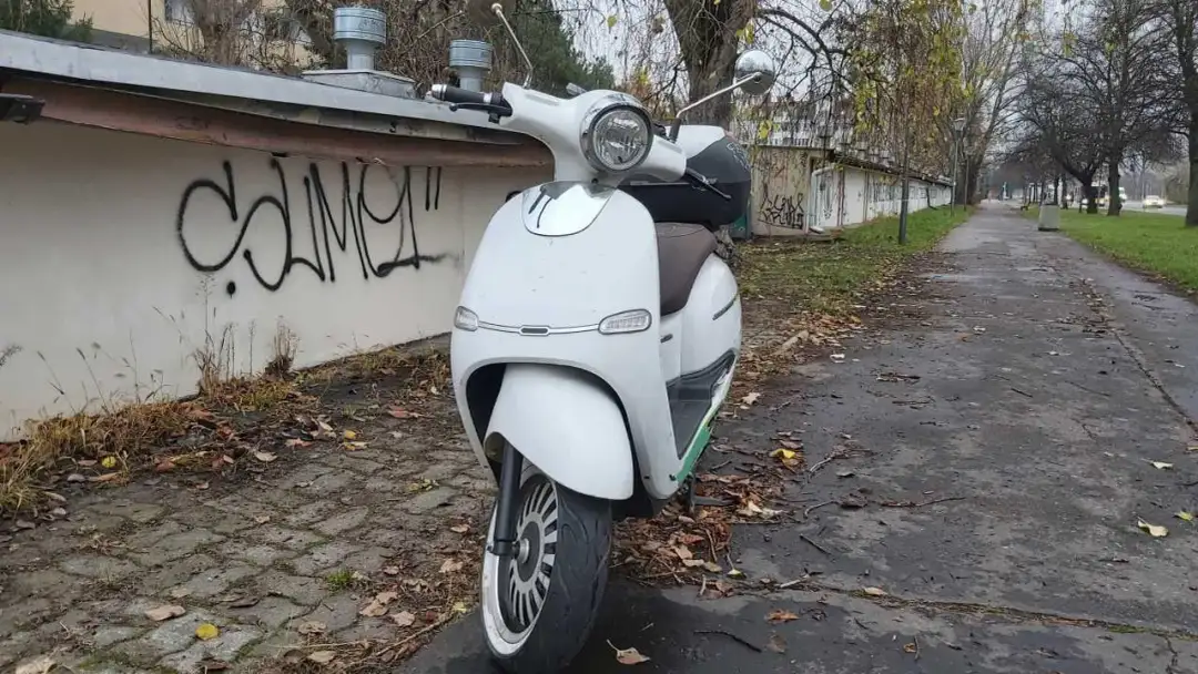 Czy motorowerem można jeździć po ścieżce rowerowej? Sprawdź przepisy!