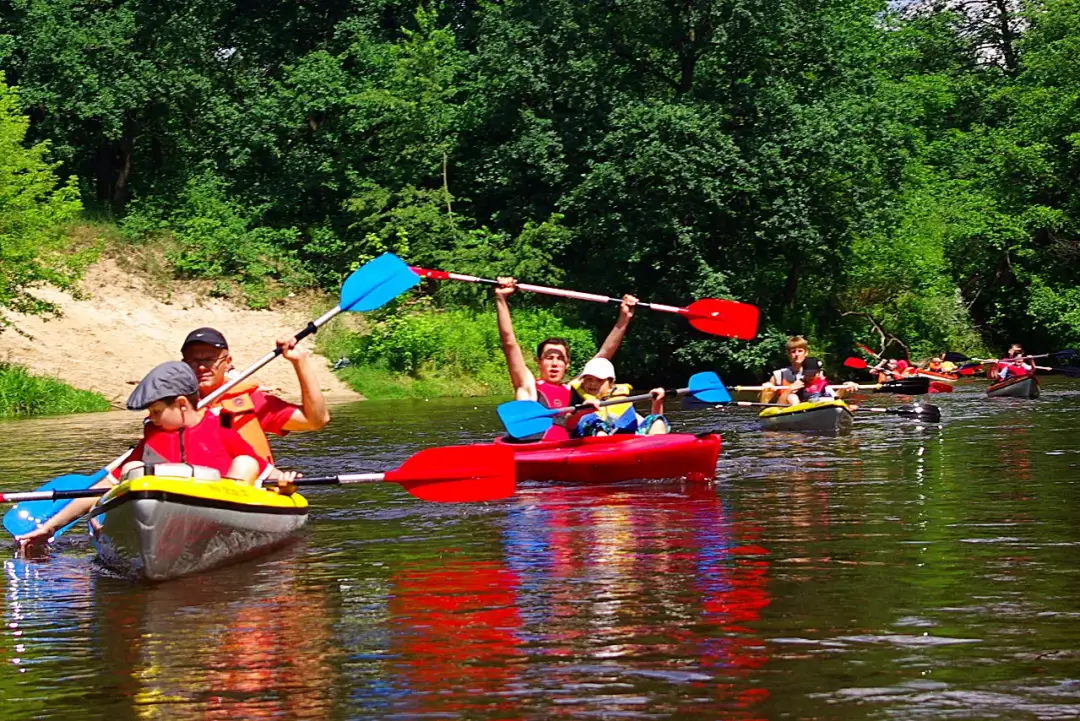Gdzie na kajaki blisko Warszawy? Odkryj idealne trasy i wypożyczalnie