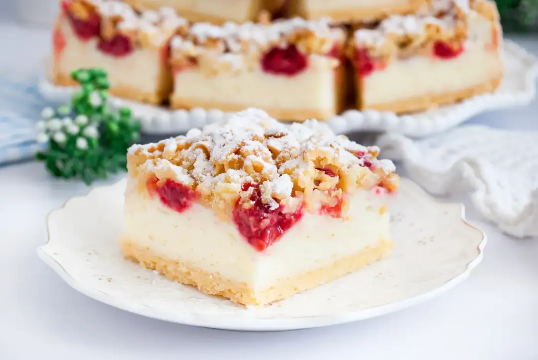 Ciasto z malinami: Połączenie kruchego ciasta z malinami i budyniem