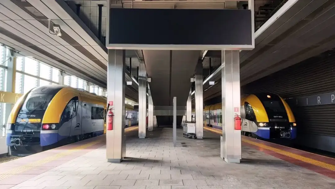 Skąd odjeżdża kolejka na lotnisko w Krakowie? Sprawdź, co musisz wiedzieć