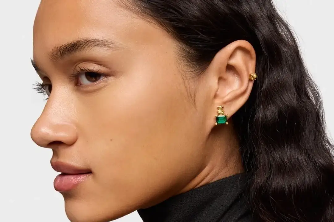 Jakie kolczyki do butelkowej zieleni, aby wyglądać olśniewająco?