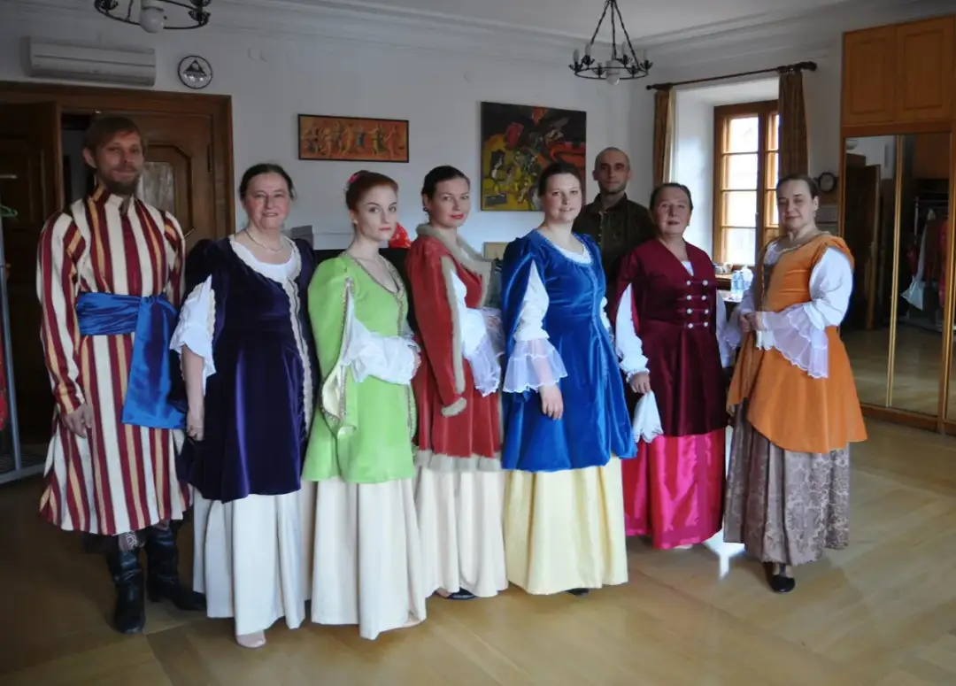 Jak zrobić strój średniowieczny - proste kroki i materiały do szycia