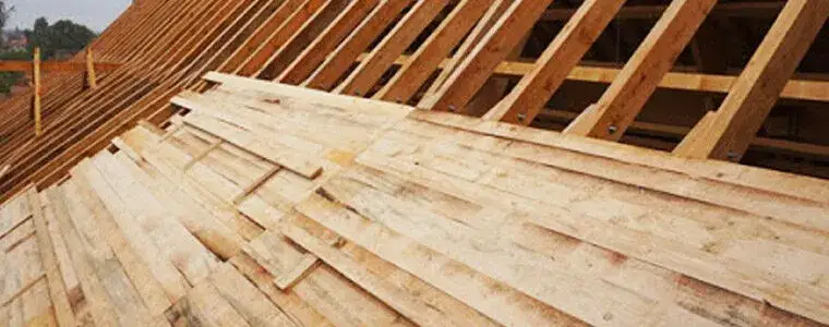 Jakie gwoździe do deskowania dachu zapewnią trwałość i bezpieczeństwo?