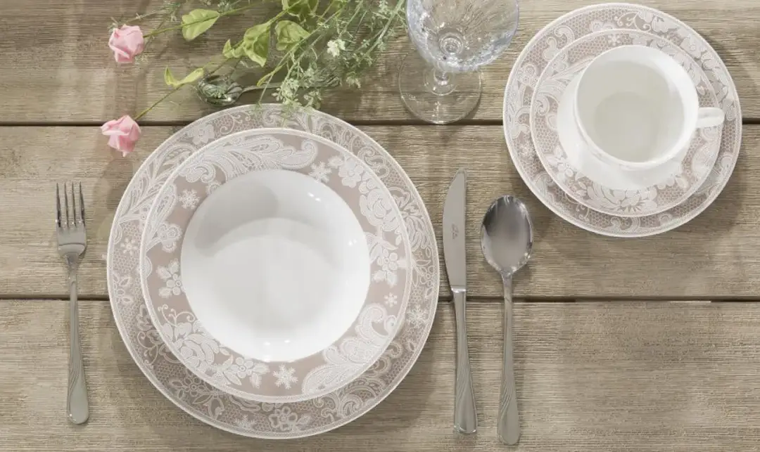 Jak ułożyć talerze na stole, aby zachwycić swoich gości i uniknąć błędów