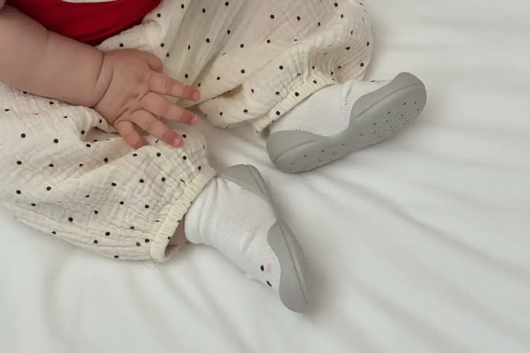 Jak nauczyć dziecko chodzić w butach bez frustracji i bólu?