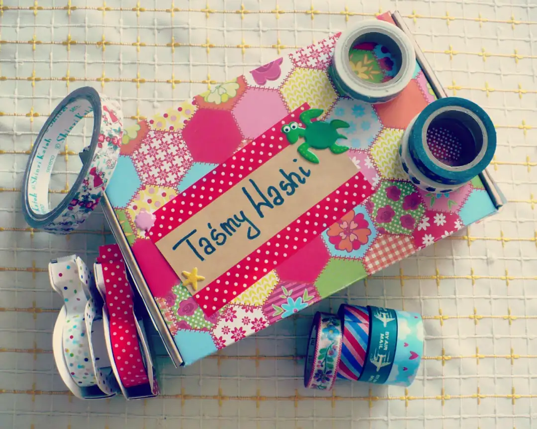 Zapisz instrukcję jak ozdobić pudełko na prezent w prosty sposób