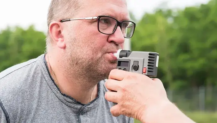 Czy można sprawdzić pracownika alkomatem? Poznaj przepisy i prawa