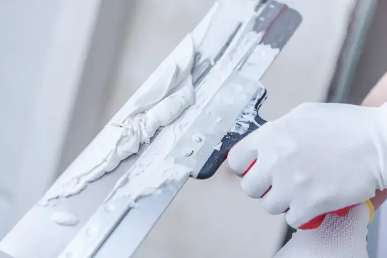 Malowanie styropianu: Jak to zrobić bezpiecznie i skutecznie?