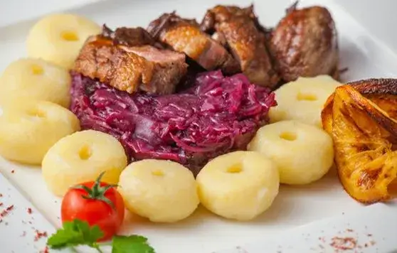 Kuchnia regionalna Wrocław: gdzie zjeść tradycyjne dania dolnośląskie i co warto spróbować