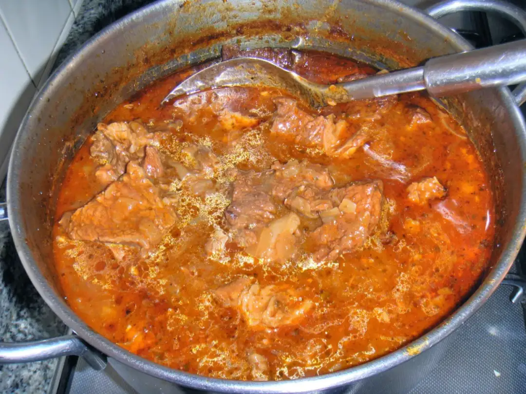 Pyszny gulasz z wołowiny krok po kroku. Prosty przepis, który zachwyci każdego