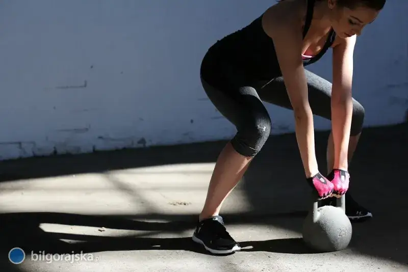 CrossFit czy siłownia: Co lepsze? Porównanie, które rozwieje wątpliwości