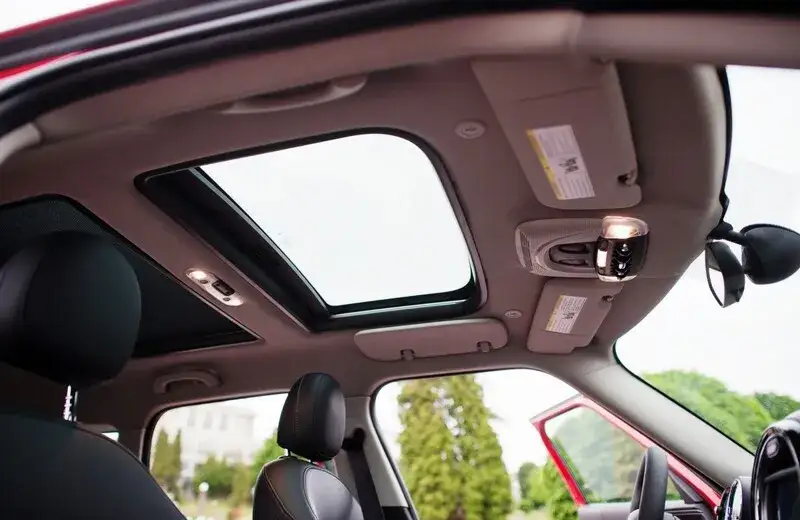 Dach panoramiczny w samochodzie: zalety, wady i porady dotyczące eksploatacji