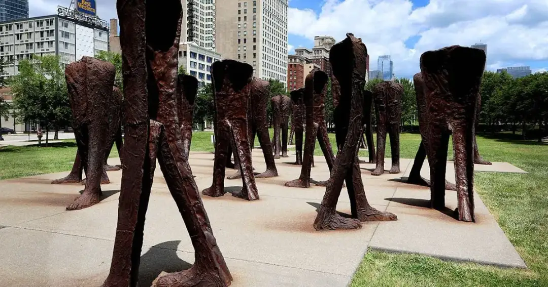 Rzeźby Abakanowicz: Odkryj tajemnice serii Nierozpoznani i ich znaczenie