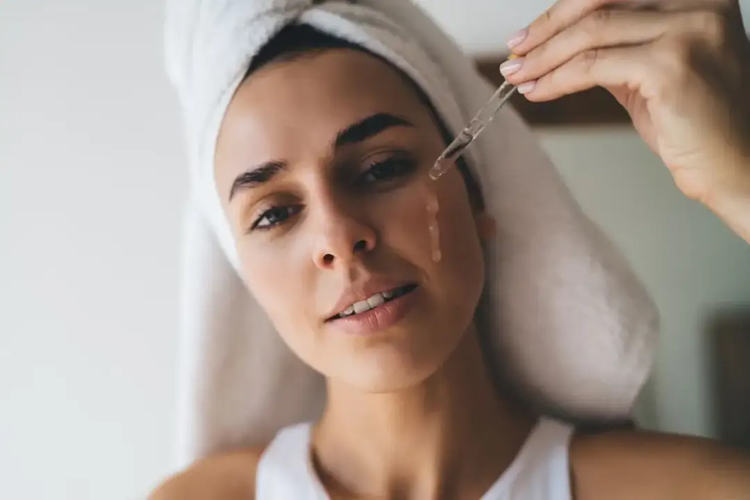 Jak nakładać serum na twarz: 8 kroków do perfekcyjnej aplikacji