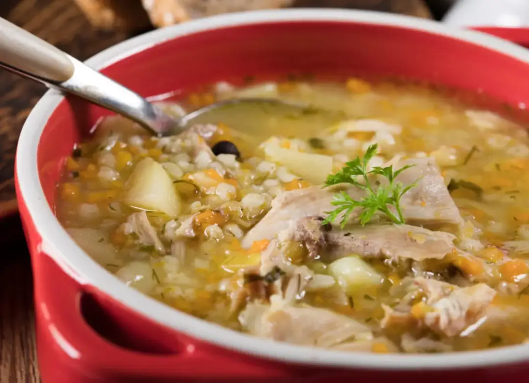 Krupnik: Przepis na Tradycyjną Zupę Babci - Krok po Kroku