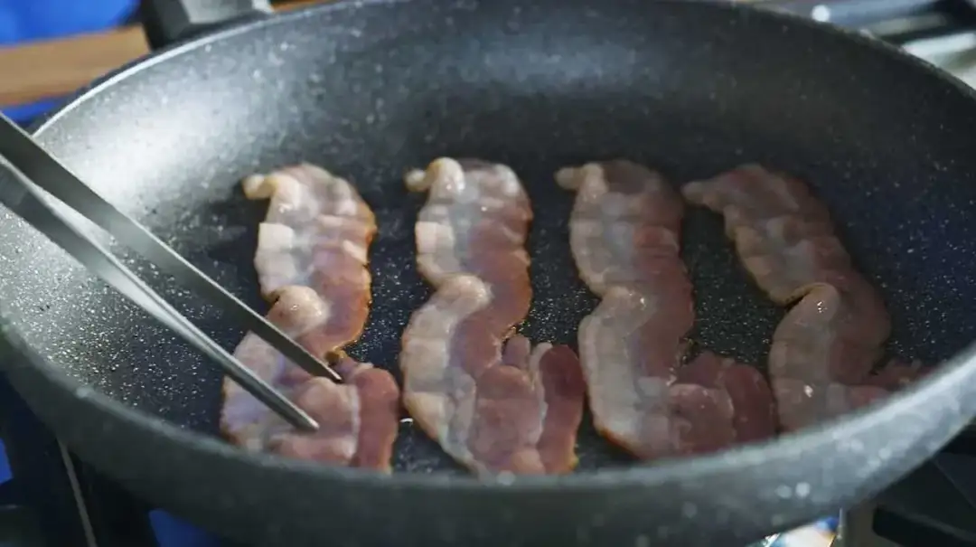 Idealny sposób na to, jak usmażyć boczek na patelni krok po kroku