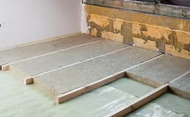 Jak skutecznie wyciszyć podłogę na poddaszu? Sprawdzone sposoby i materiały