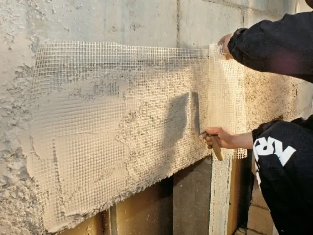 Jak położyć tynk na stary tynk i uniknąć typowych błędów