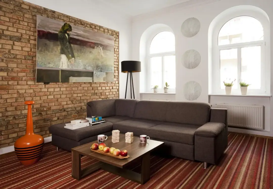 Jaką cegłę wybrać do salonu? Najlepsze rodzaje i aranżacje