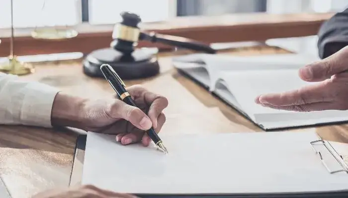 Jakie dokumenty są niezbędne do nabycia spadku u notariusza?