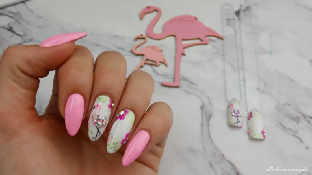 Jak aplikować cyrkonie na hybrydę: 5 prostych kroków dla pięknych paznokci