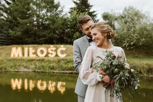 Ile zarabia fotograf na weselu? Odkryj zaskakujące różnice w cenach