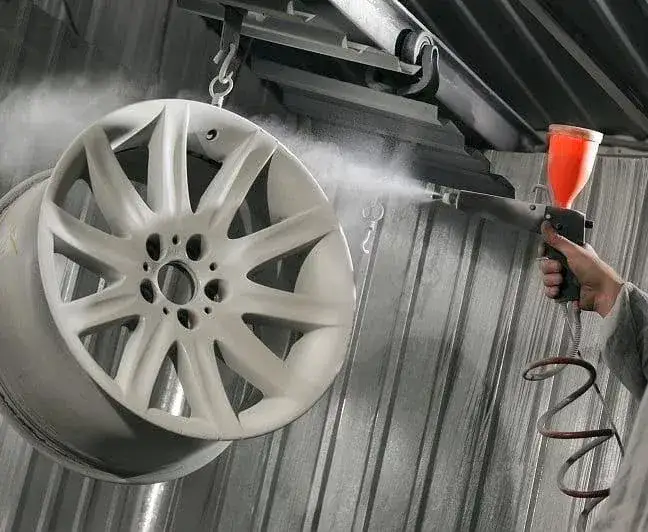 Malowanie felg proszkowo czy natryskowo – która metoda jest lepsza?