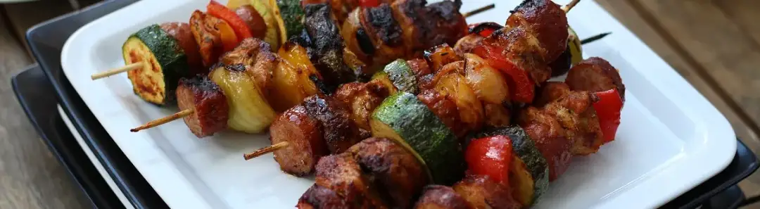 Po co moczyć patyczki do szaszłyków, aby uniknąć ich spalenia?