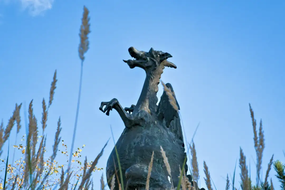 Smok Wawelski rzeźba: historia, tajemnice i aktualny stan działania