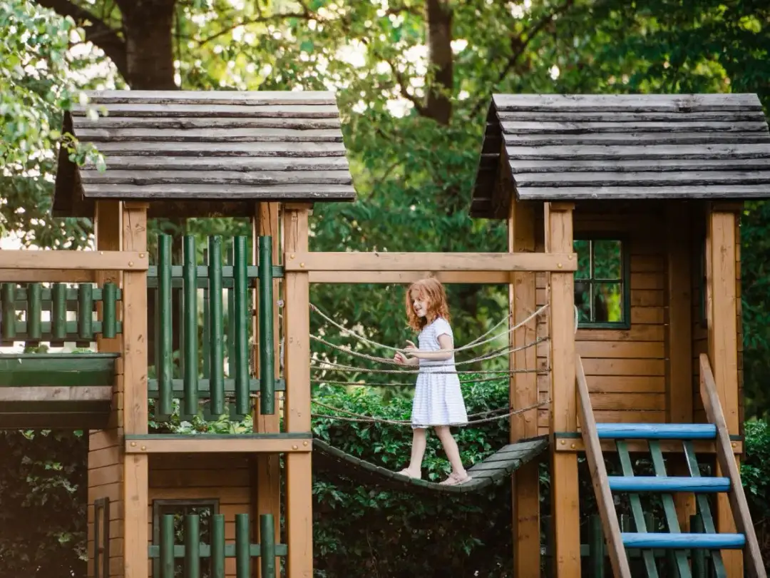 Jak zabezpieczyć drewniany plac zabaw, by uniknąć kosztownych napraw