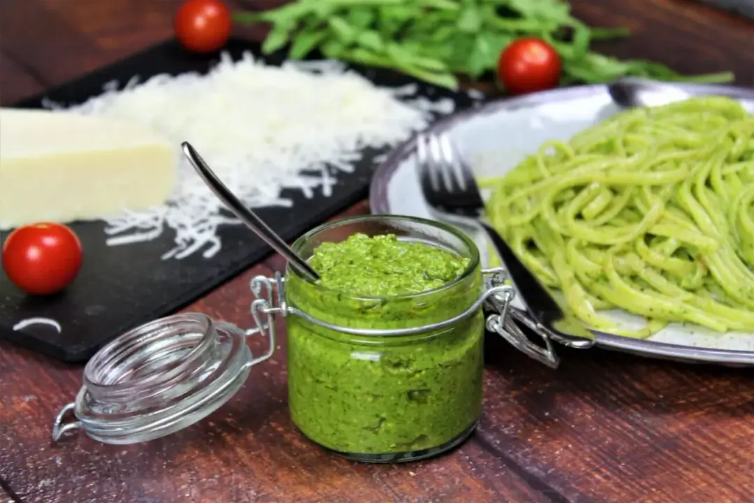 Klassisches Rezept für Pesto: Einfach, lecker und vielseitig genießen Klassisches Rezept für Pesto: Einfach, lecker und vielseitig genießen