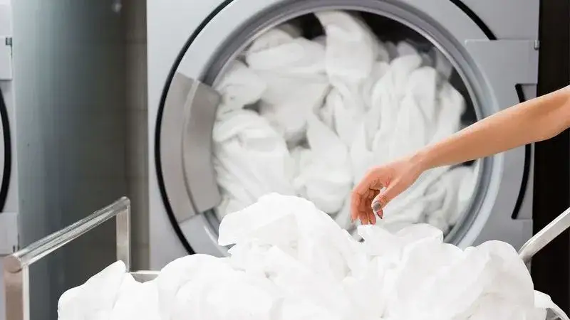 Co dodać do prania, żeby było bielsze? Skuteczne sposoby na wybielenie