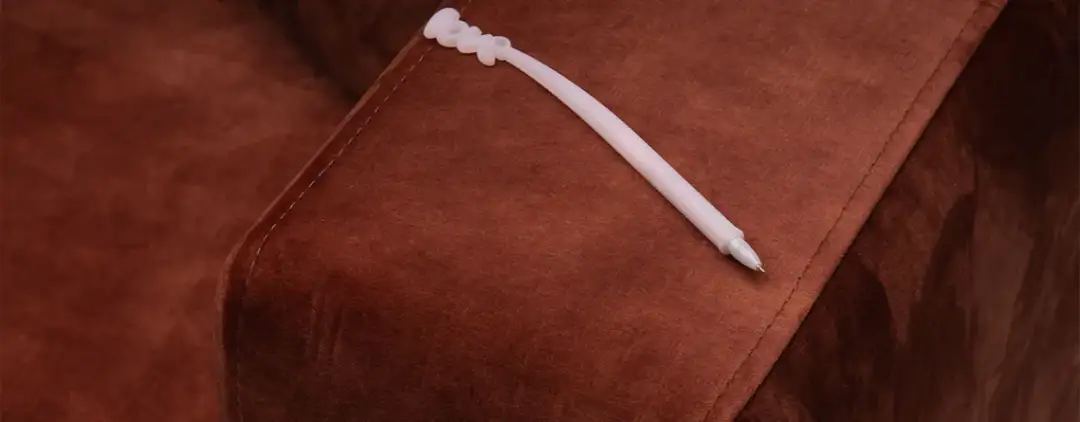 Skuteczne sposoby na to, czym sprać długopis z kanapy bez uszkodzeń