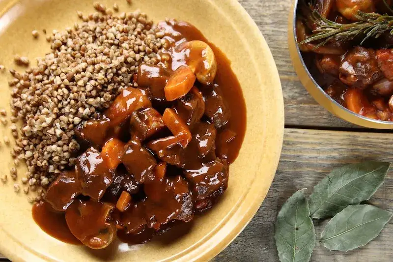 Jak przygotować idealną wołowinę po burgundzku – przepis krok po kroku