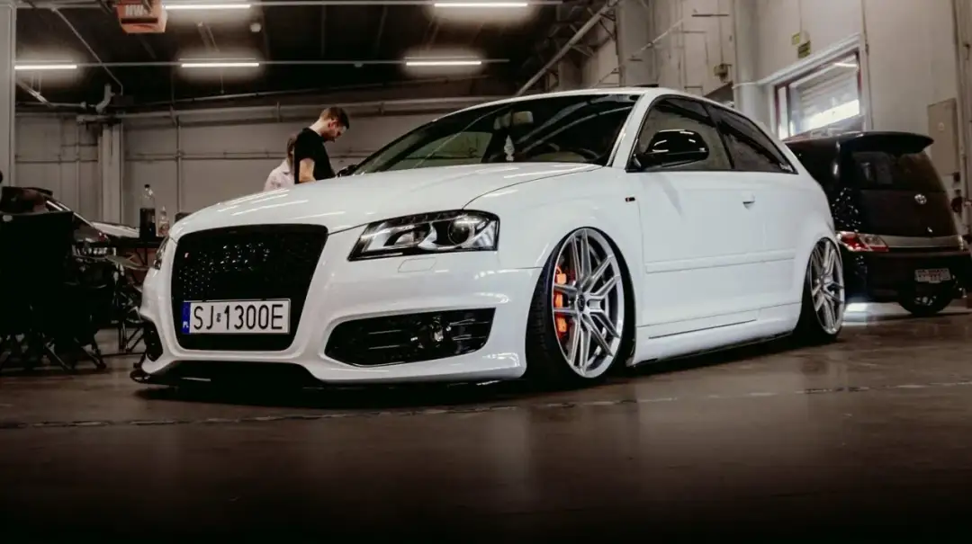 Białe Audi A3 8P z agresywnym pakietem stylistycznym, obniżonym zawieszeniem i felgami BBS. Tuning optyczny robi wrażenie.