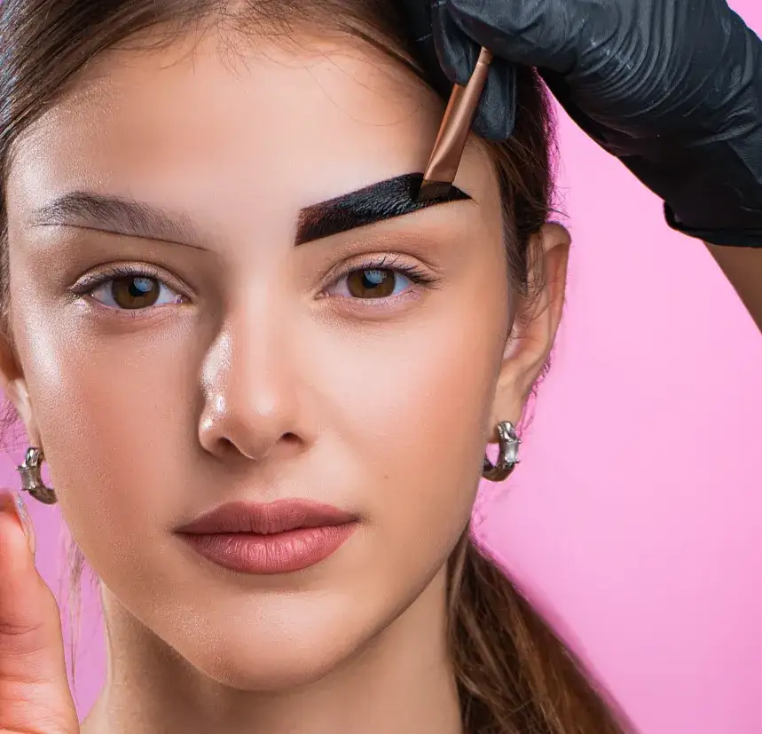 Komu najbardziej pasują brązowe farbki do brwi?