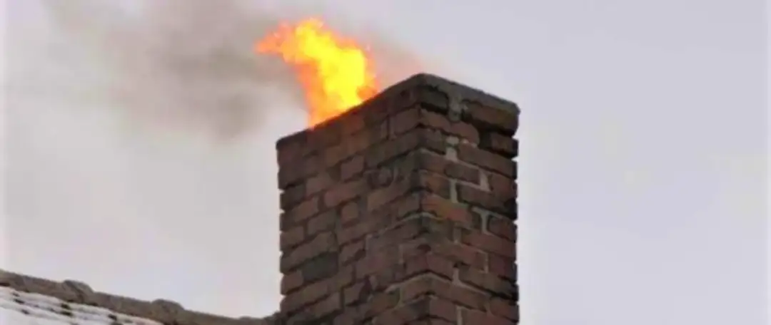 Iskry z komina czy to normalne? Sprawdź, co może zagrażać bezpieczeństwu