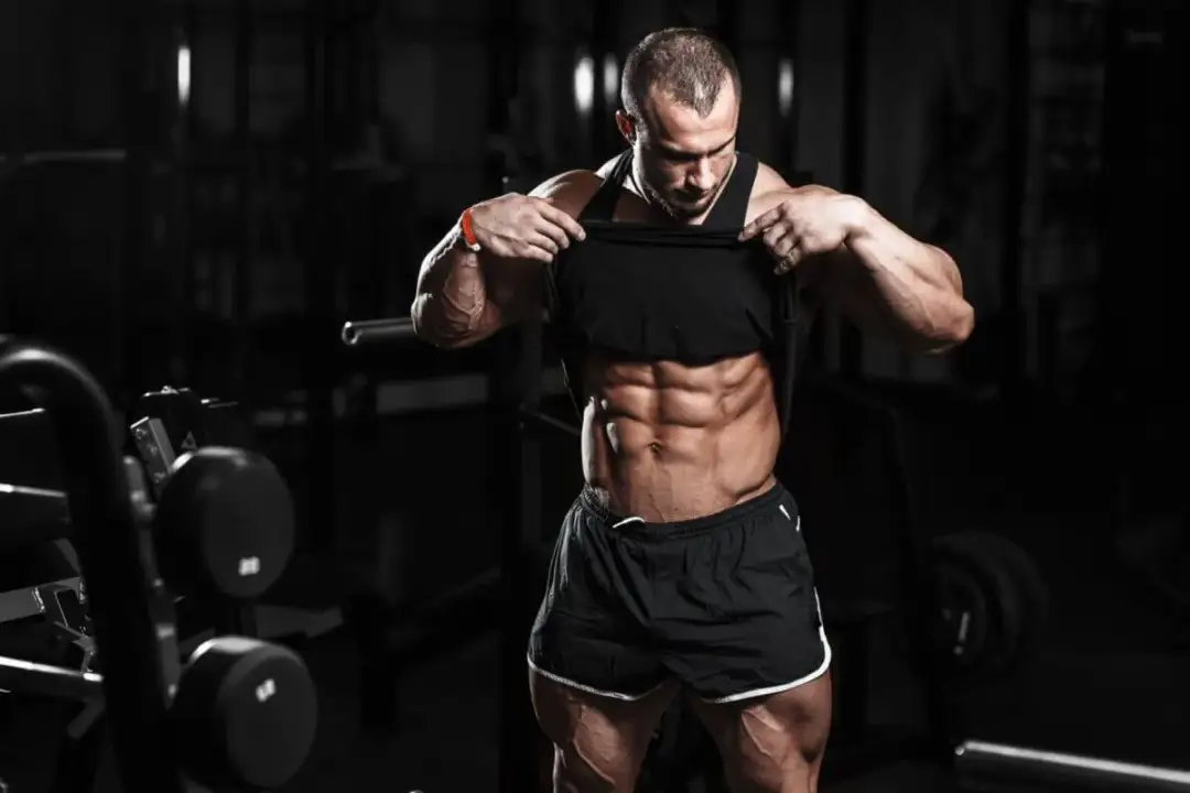 Jakie ćwiczenia na brzuch na siłowni? Twój plan na 6-pak i core