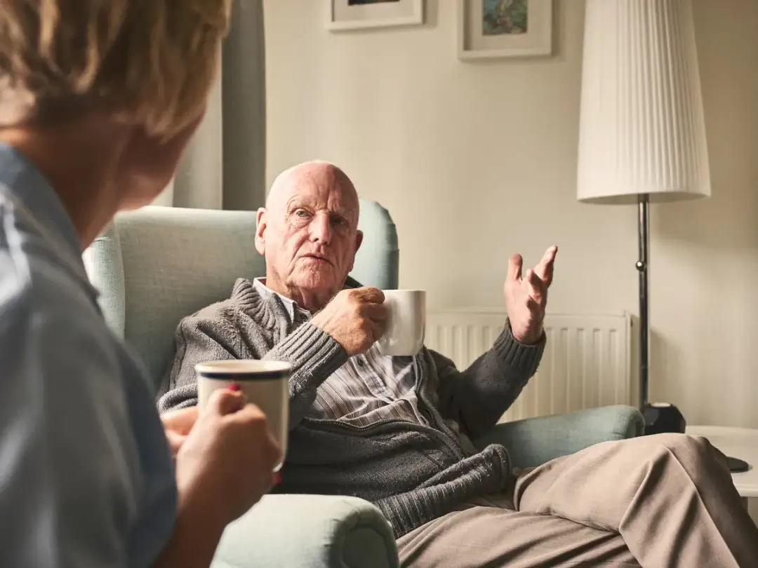 Jak opiekować się osobą starszą w domu, aby zapewnić jej komfort i bezpieczeństwo