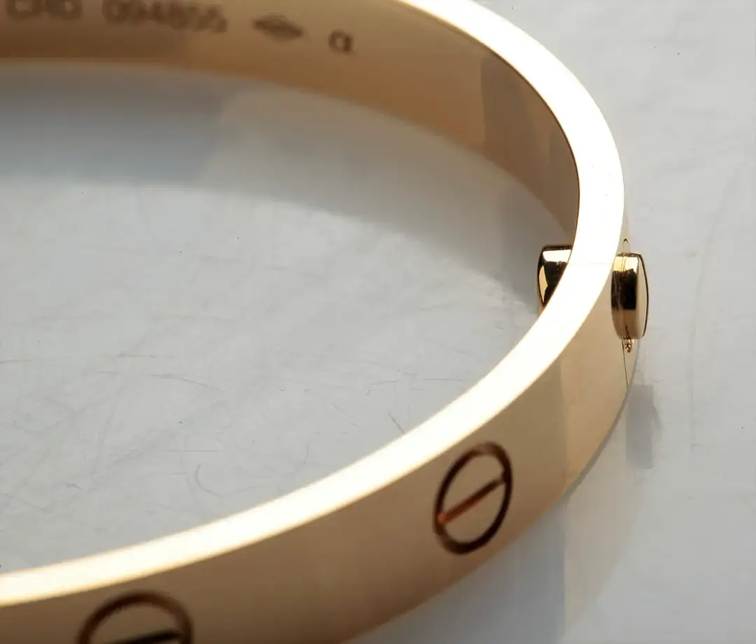 Bransoletka Cartier ile kosztuje? Poznaj ceny i modele, które zachwycają