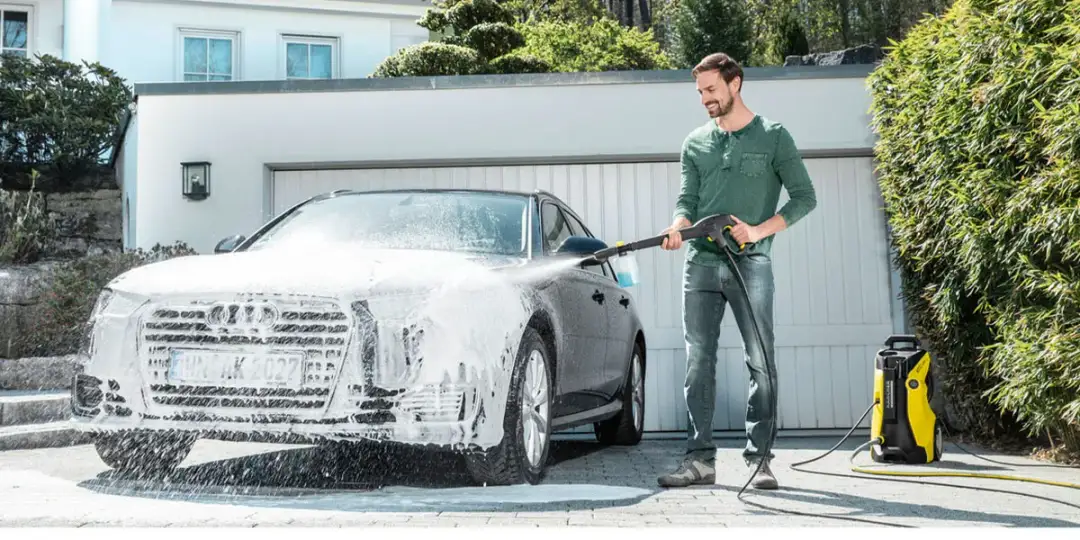 Jaką myjkę kupić do mycia samochodu, by uniknąć uszkodzeń lakieru?
